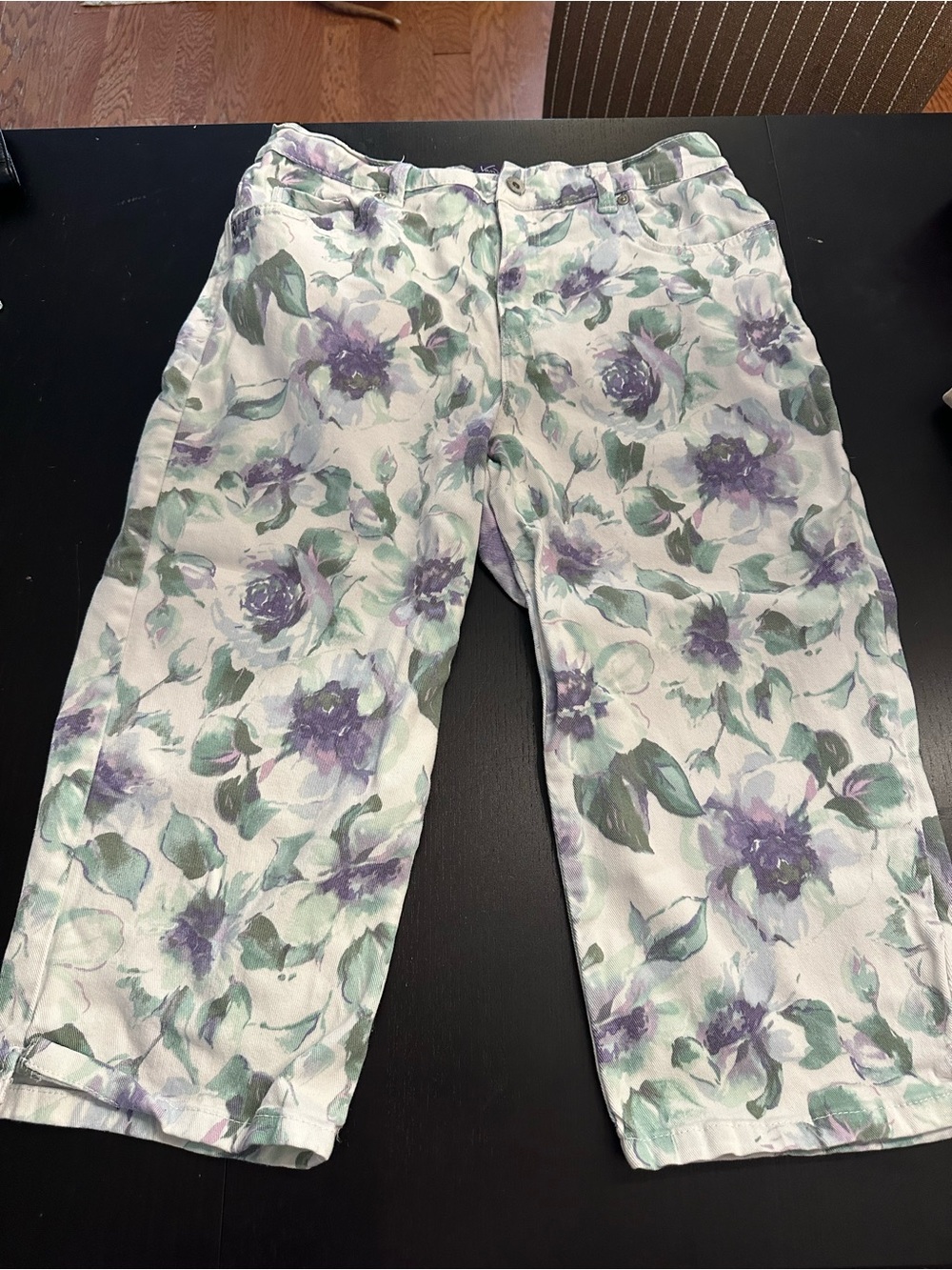 Vintage Floral Print Women’s Capri Jeans in White and Lavender - Cotton
